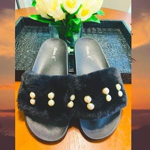 NEW Size 8 faux fur slides